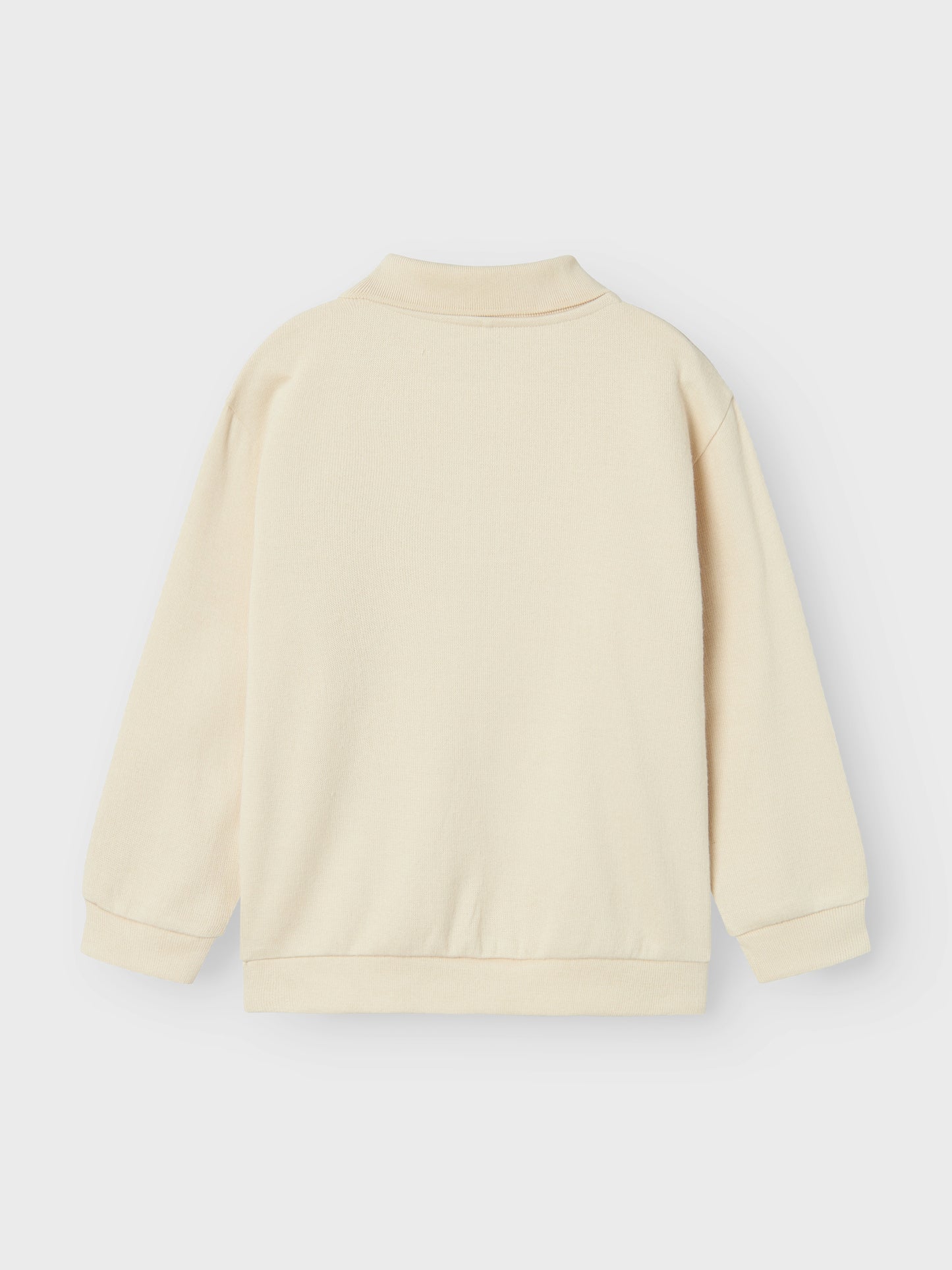 Sätt ihop den perfekta outfiten för ditt barn, ungdom och skapa en bekväm och trendig look. Lite tjockare beige tröja som en sweatshirt, men den ser ut som en piké i halsen. Riktigt snygg favorit hos oss i ekologisk bomull till kille, pojke. Strukturtröja finns i flera olika utföranden och kan ha både 3D-effekter och färger för en snygg look.

Produkttyp: Sweatshirts
Hals: Polo
Ärm: Lång ärm
Muddar: Ribbstickade muddar
Stängning: Knäppning
Extra detaljer: Ribbkant
Passform: Lös passform