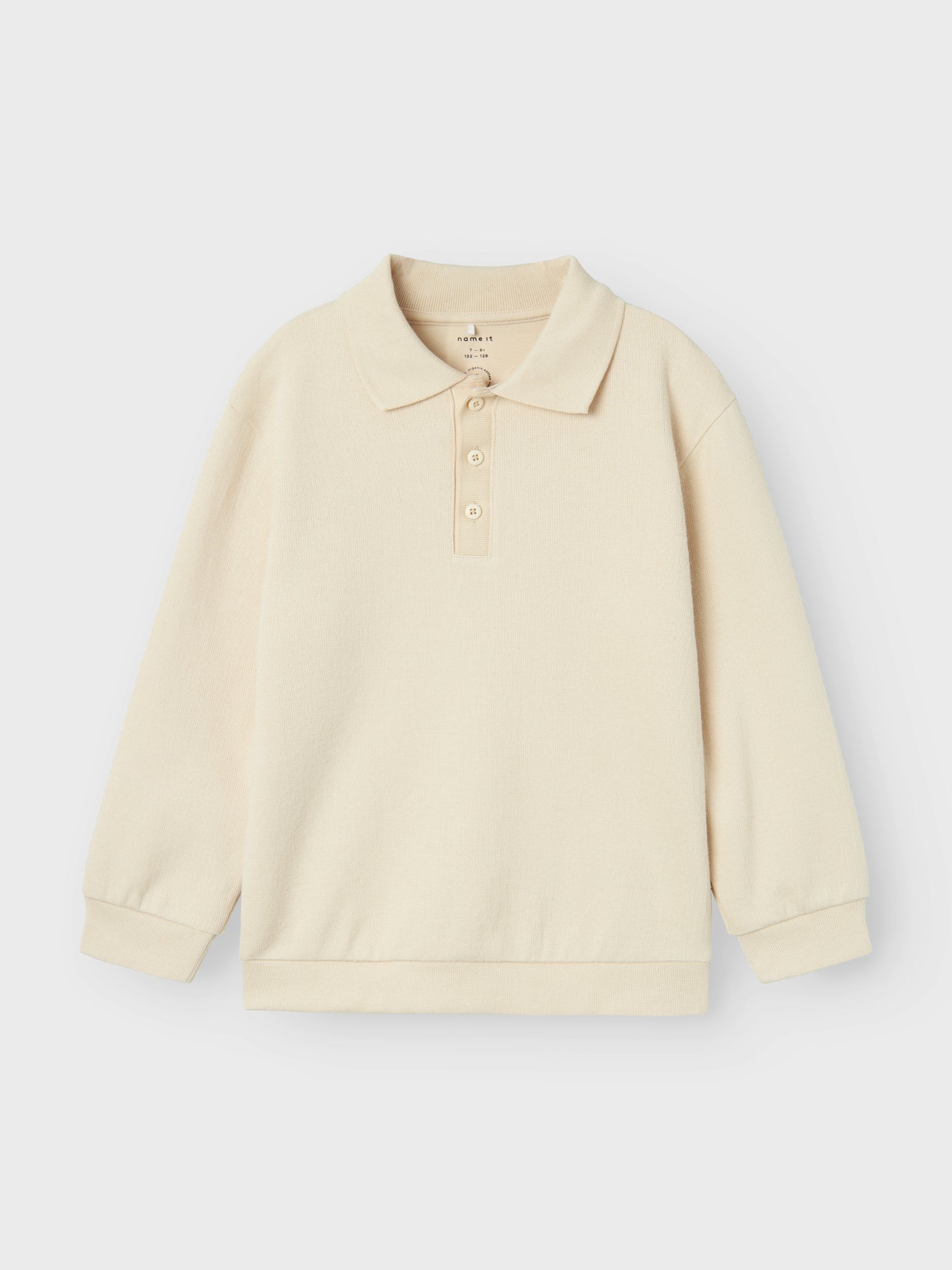 Sätt ihop den perfekta outfiten för ditt barn, ungdom och skapa en bekväm och trendig look. Lite tjockare beige tröja som en sweatshirt, men den ser ut som en piké i halsen. Riktigt snygg favorit hos oss i ekologisk bomull till kille, pojke. Strukturtröja finns i flera olika utföranden och kan ha både 3D-effekter och färger för en snygg look.

Produkttyp: Sweatshirts
Hals: Polo
Ärm: Lång ärm
Muddar: Ribbstickade muddar
Stängning: Knäppning
Extra detaljer: Ribbkant
Passform: Lös passform