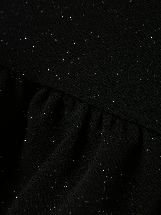 Mjuk, härlig Peplum tröja i svart med glitter till flicka, tjej. 
Gör ditt barn redo för alla festliga evenemang eller speciella tillfällen året runt med roliga och glamorösa feststilar. Heavy jersey är en mer voluminös typ av jersey med en snygg drapering och ett rent utseende.

Produkttyp: Topp
Hals: Rund hals
Ärm: Långa ärmar
Extra detaljer : Glitterdetalj, Peplumdetalj
Mönster: Glitter upprepas över hela ytan av produkten
Passform: Normal passform