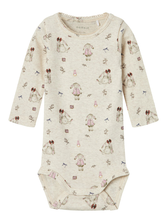 Söt bebis body med beige botten och söta små kaniner överallt. Ekologisk baby body till den som vill ha något riktigt mjukt och gulligt till sin lilla flicka, tjej. Jersey är ett lätt och stretchigt tyg med en mjuk yta och insida för en bekväm känsla och rörelsefrihet.