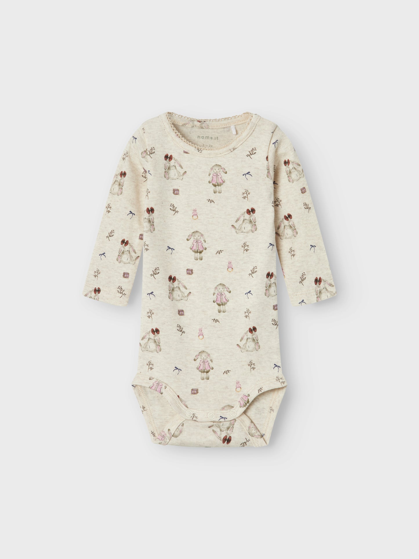 Söt bebis body med beige botten och söta små kaniner överallt. Ekologisk baby body till den som vill ha något riktigt mjukt och gulligt till sin lilla flicka, tjej. Jersey är ett lätt och stretchigt tyg med en mjuk yta och insida för en bekväm känsla och rörelsefrihet.