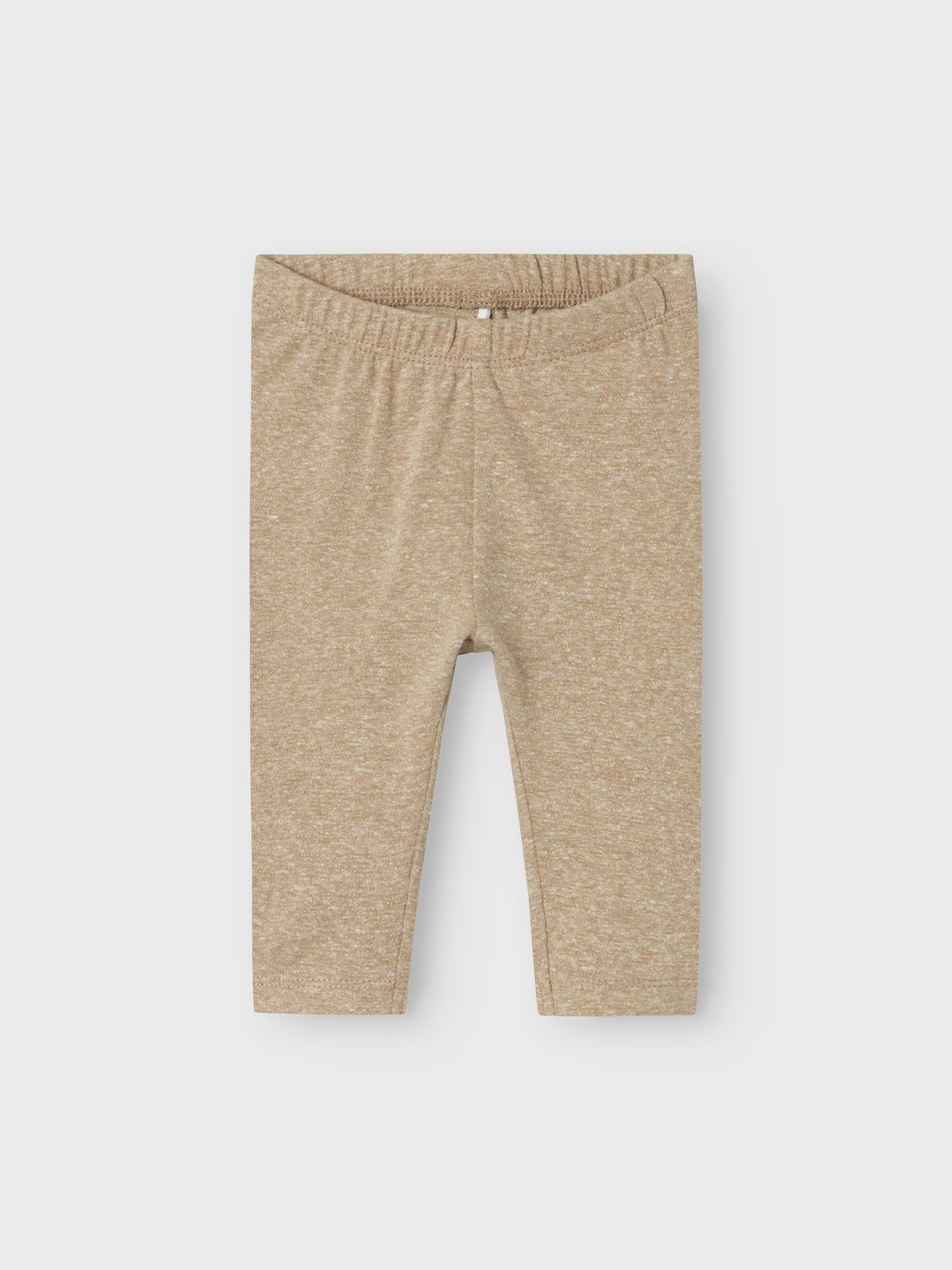 Baby byxor i mjuk skön glittrande guld. Låt din lilla bebis både få det enkelt och bekvämt och skapa en cool outfit med mjuka och stretchiga leggings av ekologisk bomull samt återvunnen polyester. Jersey är ett lätt och stretchigt tyg med en mjuk yta och insida för en bekväm känsla och rörelsefrihet.

Produkttyp: Leggings
Extra detaljer: Resår i midjan
Passform: Normal passform
Baby byxa till flicka tjej med glitter