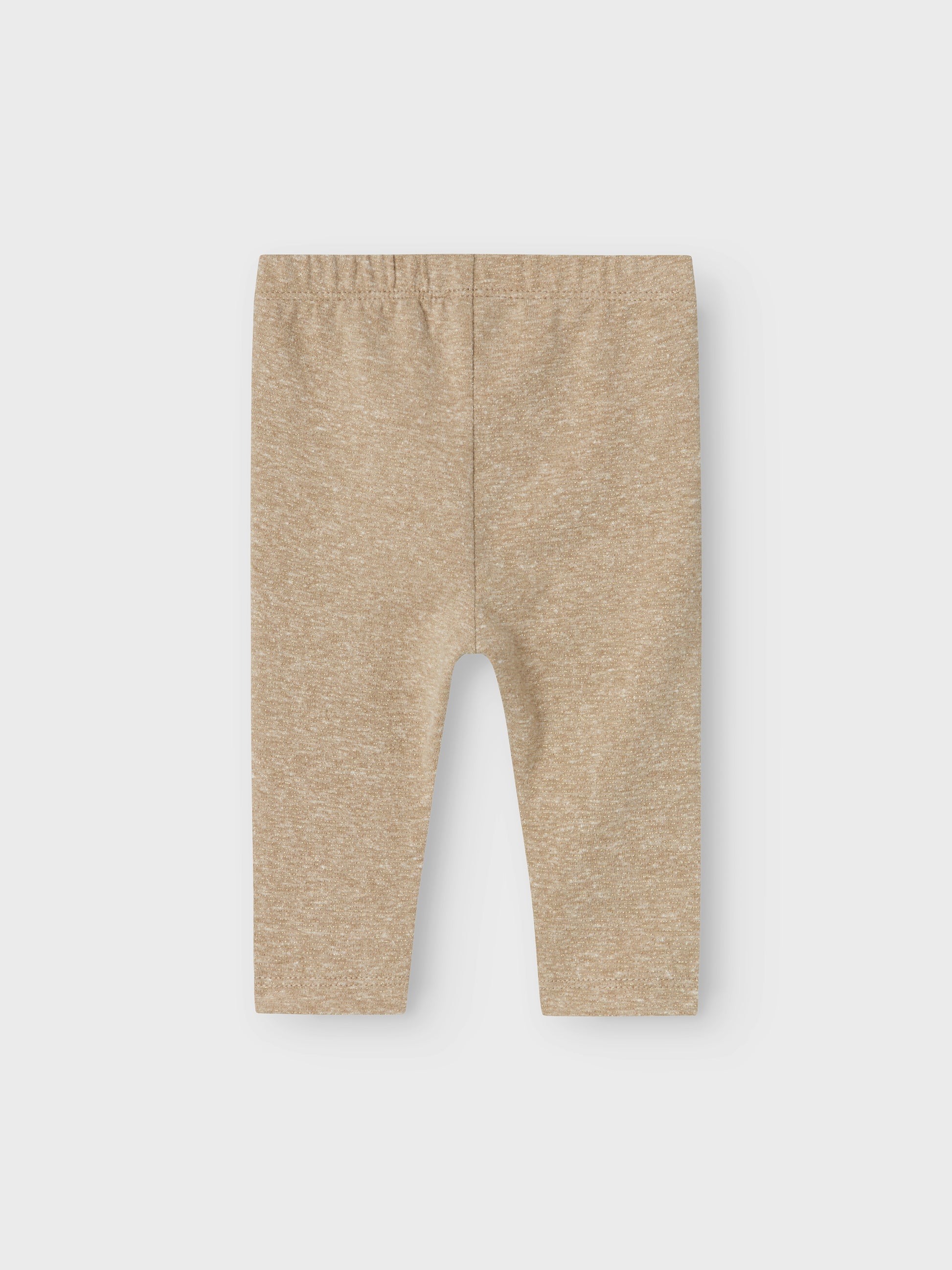 Baby byxor i mjuk skön glittrande guld. Låt din lilla bebis både få det enkelt och bekvämt och skapa en cool outfit med mjuka och stretchiga leggings av ekologisk bomull samt återvunnen polyester. Jersey är ett lätt och stretchigt tyg med en mjuk yta och insida för en bekväm känsla och rörelsefrihet.

Produkttyp: Leggings
Extra detaljer: Resår i midjan
Passform: Normal passform
Baby byxa till flicka tjej med glitter