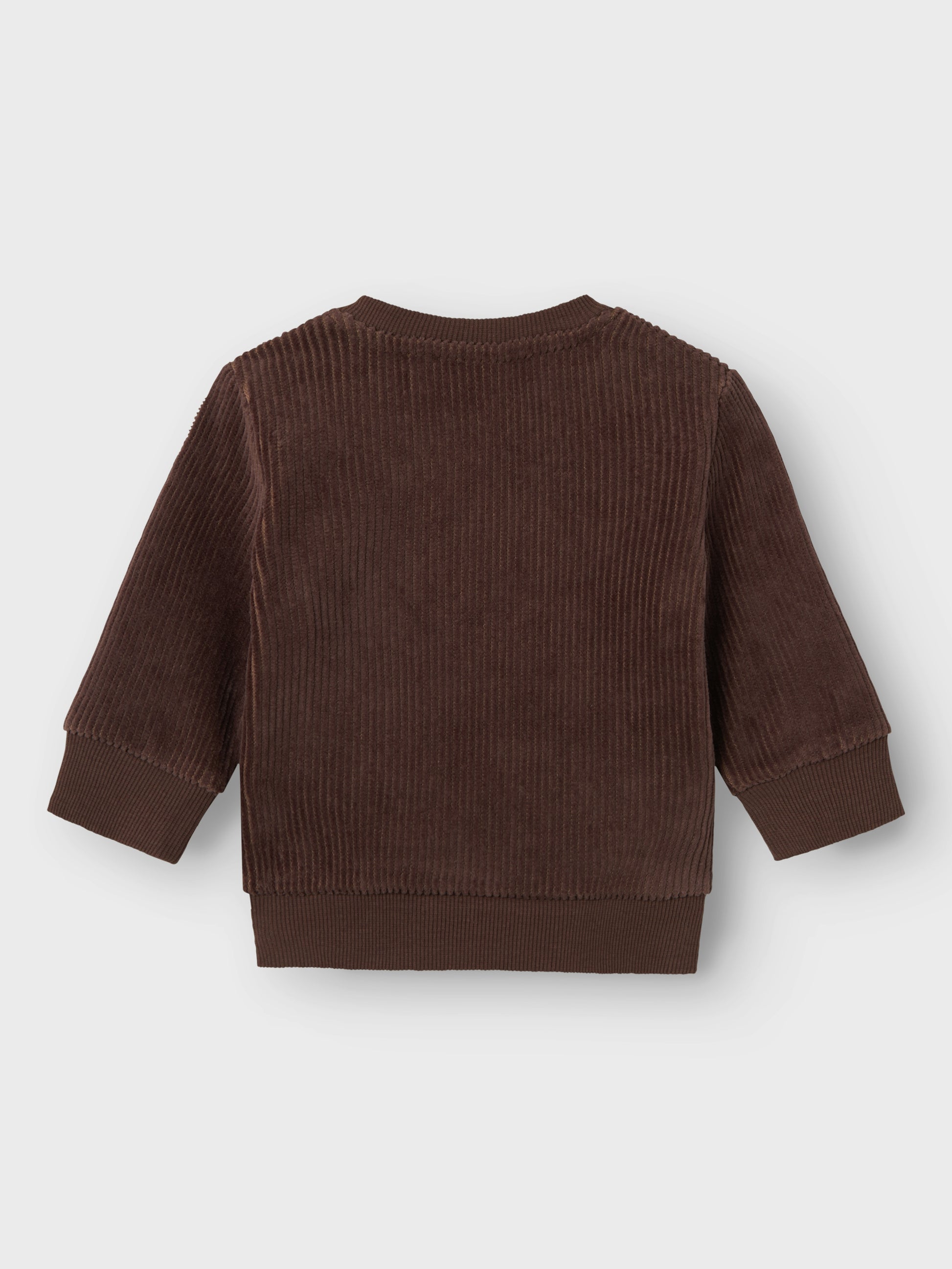 Gullig enfärgad ekologisk sweatshirt tröja till baby pojke, kille. Väldigt fint och mysigt med en brun mjukiströja i velour till bebis. Velour är ett mjukt och glänsande tyg med fibrer som följer handens drag för en fin effekt. Baby tröja unisex till både flicka och pojke.

Produkttyp: Sweatshirts
Hals: Rund hals
Ärm: Lång ärm
Stängning: Tryckknapp i axeln
Fickor: Bröstficka
Extra detaljer: Badge
Passform: Normal passform