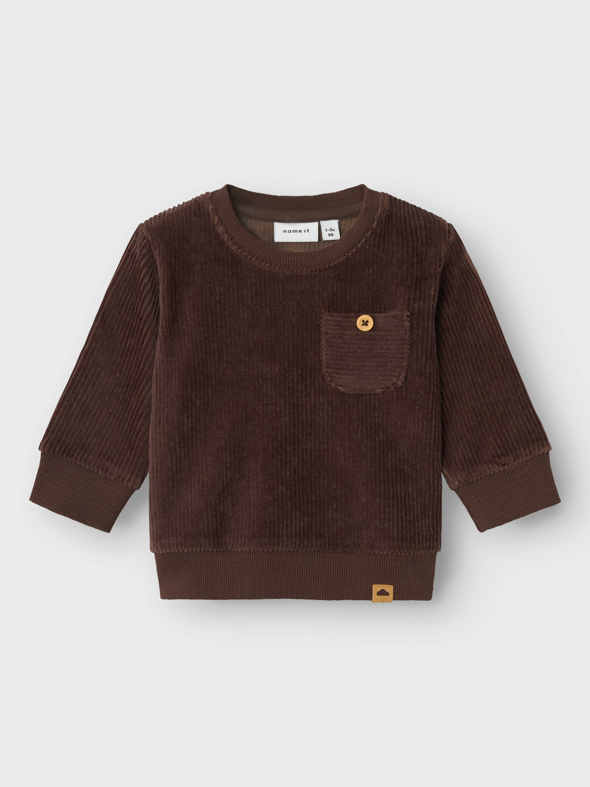 Gullig enfärgad ekologisk sweatshirt tröja till baby pojke, kille. Väldigt fint och mysigt med en brun mjukiströja i velour till bebis. Velour är ett mjukt och glänsande tyg med fibrer som följer handens drag för en fin effekt. Baby tröja unisex till både flicka och pojke.

Produkttyp: Sweatshirts
Hals: Rund hals
Ärm: Lång ärm
Stängning: Tryckknapp i axeln
Fickor: Bröstficka
Extra detaljer: Badge
Passform: Normal passform