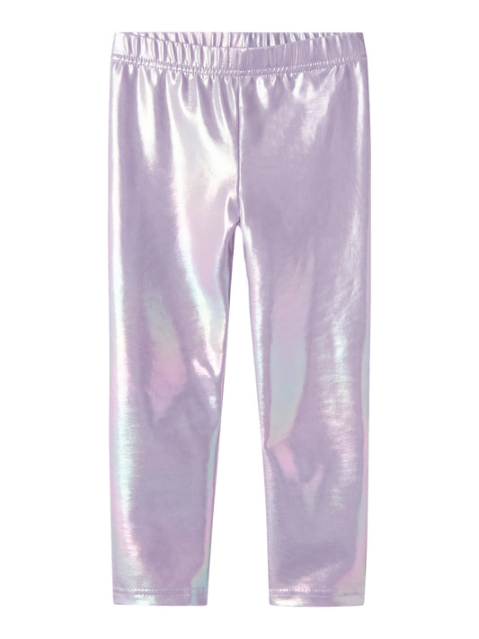 Pärlemors glimrande silver byxor i rosa och lila till flicka, tjej. Håll det enkelt och bekvämt för ditt barn att skapa en cool outfit med mjuka och stretchiga leggings. Jersey är ett lätt och stretchigt tyg med en mjuk yta och insida för en bekväm känsla och rörelsefrihet.

Produkttyp: Leggings
Midja: Låg midja
Längd/storlek: Ankellängd
Tvätt/finish: Belagd effekt för en glänsande look
Tryck: Folietryck för en glänsande look
Passform: Slim Fit