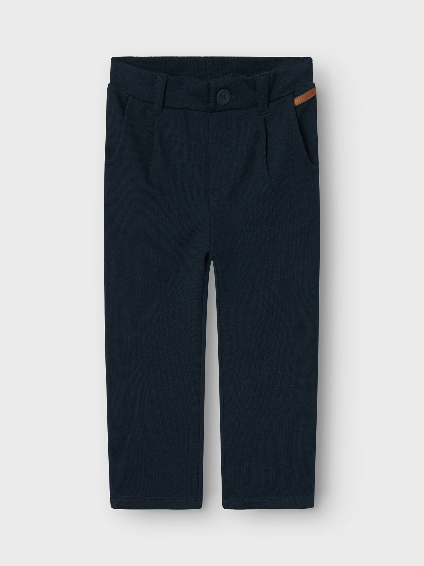 Blå mjukis sweatshirt byxa som ser ut som chinos. Låt din pojke, kille klä sig snyggt samtidigt som det känns precis som vanliga joggers man vill leka i varje dag när man är barn.
Produkttyp: Jogging byxor