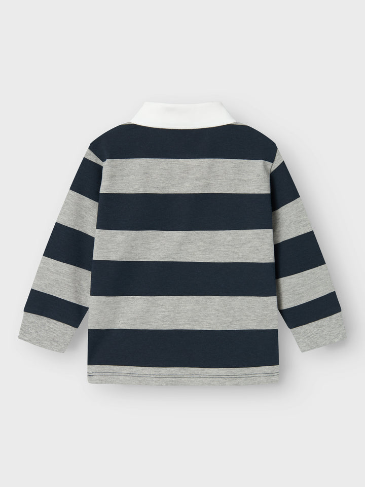 Barn tröja till pojke, kille med skjortkrage och breda klassiska blå ränder perfekt för varje dag och helg. Pikéstickat och ekologiskt har en subtil våffelliknande struktur för en klassisk look.

Produkttyp: Tröja
Hals: Polo
Ärm: Kort ärm
Muddar: Ribbstickade muddar
Stängning: Knäppning
Extra detaljer: Broderi
Passform: Normal passform
Fästkomp : Bomull/elastan