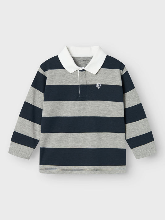 Barn tröja till pojke, kille med skjortkrage och breda klassiska blå ränder perfekt för varje dag och helg. Pikéstickat och ekologiskt har en subtil våffelliknande struktur för en klassisk look.

Produkttyp: Tröja
Hals: Polo
Ärm: Kort ärm
Muddar: Ribbstickade muddar
Stängning: Knäppning
Extra detaljer: Broderi
Passform: Normal passform
Fästkomp : Bomull/elastan