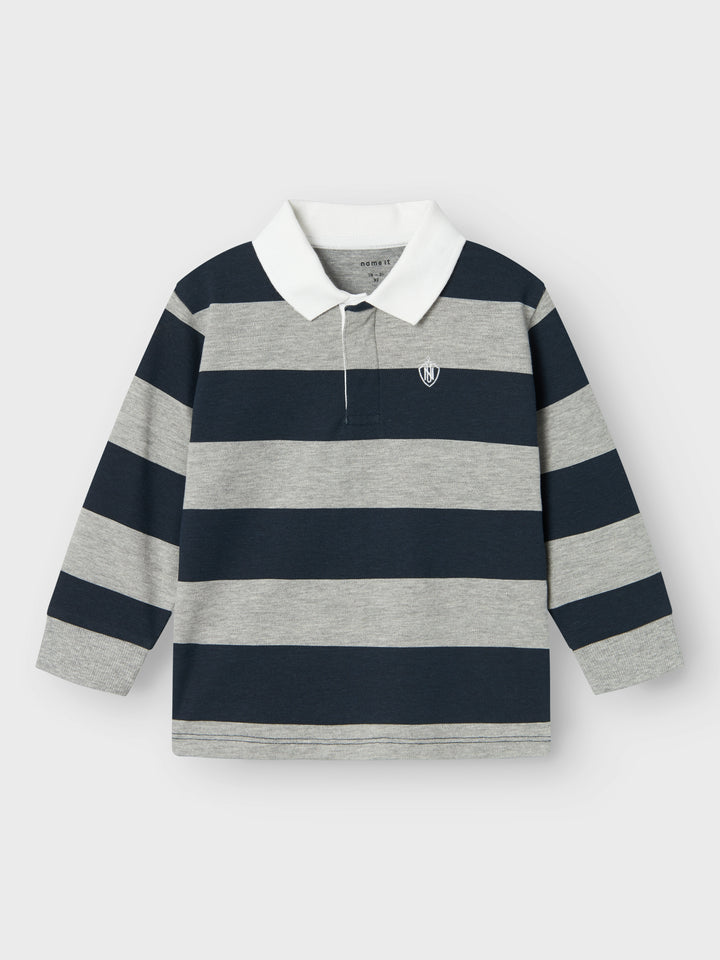 Barn tröja till pojke, kille med skjortkrage och breda klassiska blå ränder perfekt för varje dag och helg. Pikéstickat och ekologiskt har en subtil våffelliknande struktur för en klassisk look.

Produkttyp: Tröja
Hals: Polo
Ärm: Kort ärm
Muddar: Ribbstickade muddar
Stängning: Knäppning
Extra detaljer: Broderi
Passform: Normal passform
Fästkomp : Bomull/elastan