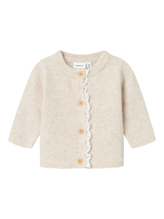 Söt stickad beige baby kofta med spets vid knapparna. Bebis kofta, cardigan NBFRIKIMMI till baby flicka, tjej. 