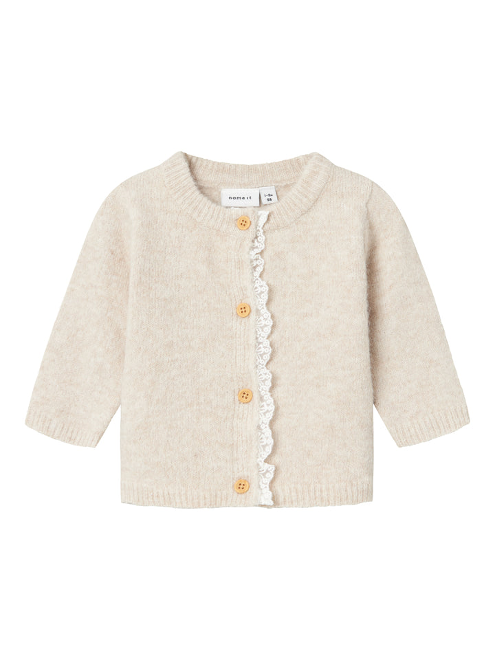 Söt stickad beige baby kofta med spets vid knapparna. Bebis kofta, cardigan NBFRIKIMMI till baby flicka, tjej. 
NBFRIKIMMI LS KNIT CARD
13237555