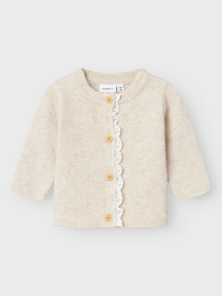 Söt stickad beige baby kofta med spets vid knapparna. Bebis kofta, cardigan NBFRIKIMMI till baby flicka, tjej.
NBFRIKIMMI LS KNIT CARD
13237555 