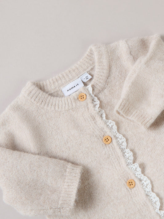 Söt stickad beige baby kofta med spets vid knapparna. Bebis kofta, cardigan till baby flicka, tjej. 
NBFRIKIMMI LS KNIT CARD
13237555