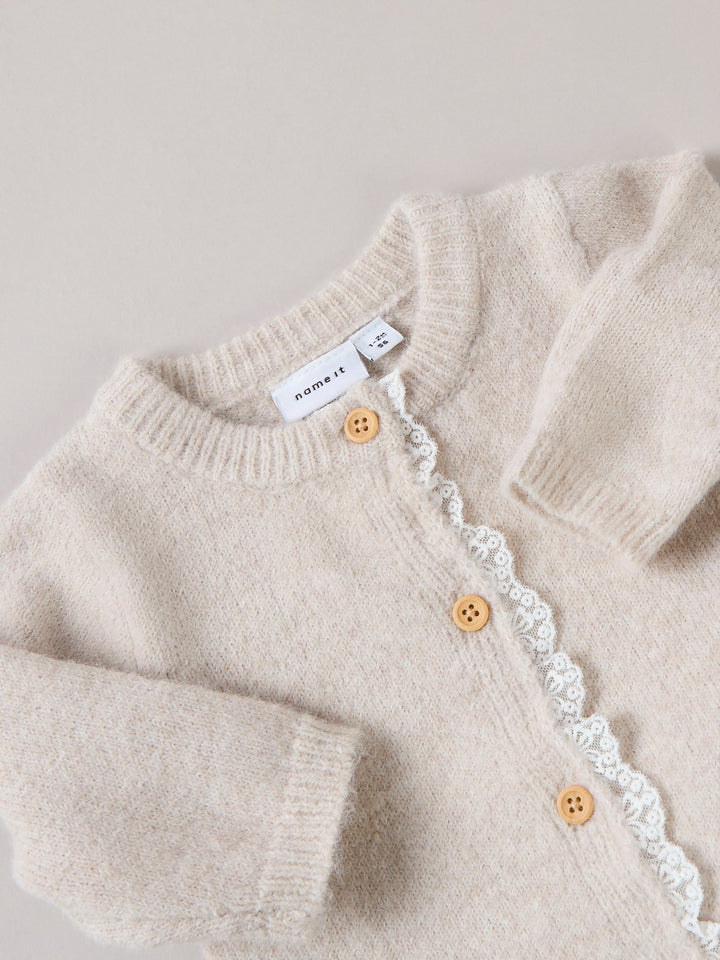 Söt stickad beige baby kofta med spets vid knapparna. Bebis kofta, cardigan till baby flicka, tjej. 
NBFRIKIMMI LS KNIT CARD
13237555