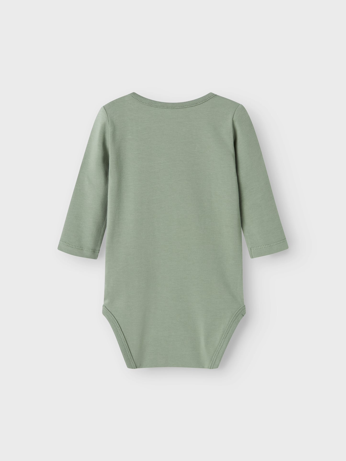 Grön body till baby med en björn på magen. Väldigt söt överdel i ekologisk bomull.

Produkttyp: Bodysuit
Hals: Rund hals
Ärm: Lång ärm
Stängning: Tryckknapp
Extra detaljer: 3D-detalj