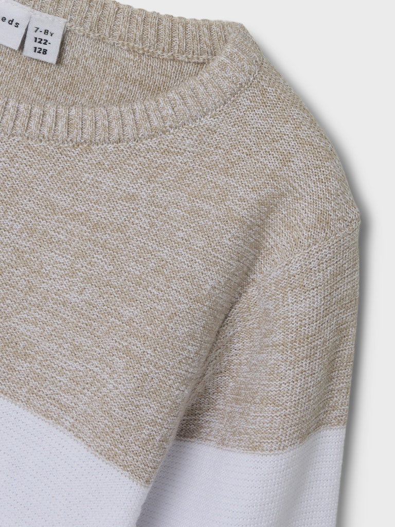 Block randig fin stickad tröja till pojke. Långärmad tröja i blå, beige och vit stickad bomulls modell.
NKMVOHAN LS KNIT
13234304
