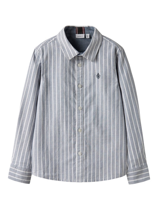 Klassisk randig blå skjorta till pojke. Finskjorta i ekologisk bomull från Name it till liten kille.
NMMREKID SHIRT
13222842