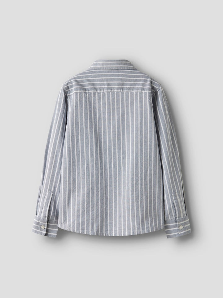 Klassisk randig blå skjorta till pojke. Finskjorta i ekologisk bomull från Name it till liten kille.
NMMREKID SHIRT
13222842