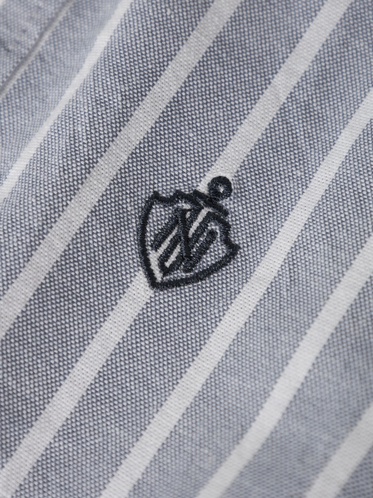 Klassisk randig blå skjorta till pojke. Finskjorta i ekologisk bomull från Name it till liten kille.
NMMREKID SHIRT
13222842