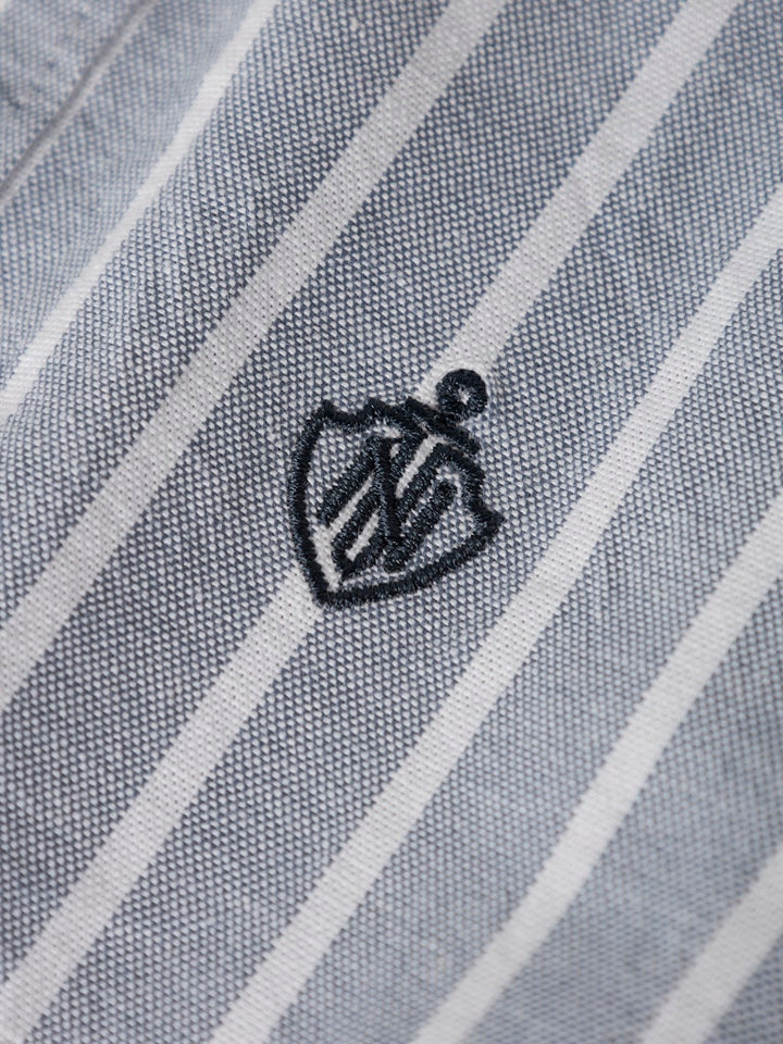 Klassisk randig blå skjorta till pojke. Finskjorta i ekologisk bomull från Name it till liten kille.
NMMREKID SHIRT
13222842