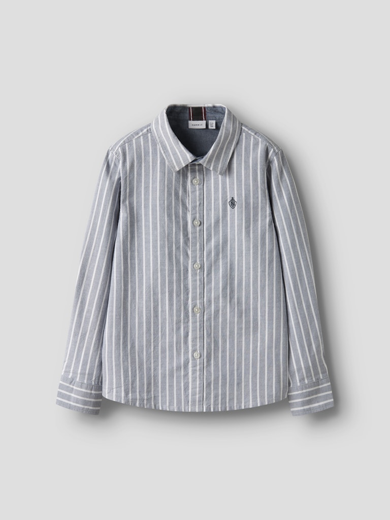 Klassisk randig blå skjorta till pojke. Finskjorta i ekologisk bomull från Name it till liten kille.
NMMREKID SHIRT
13222842