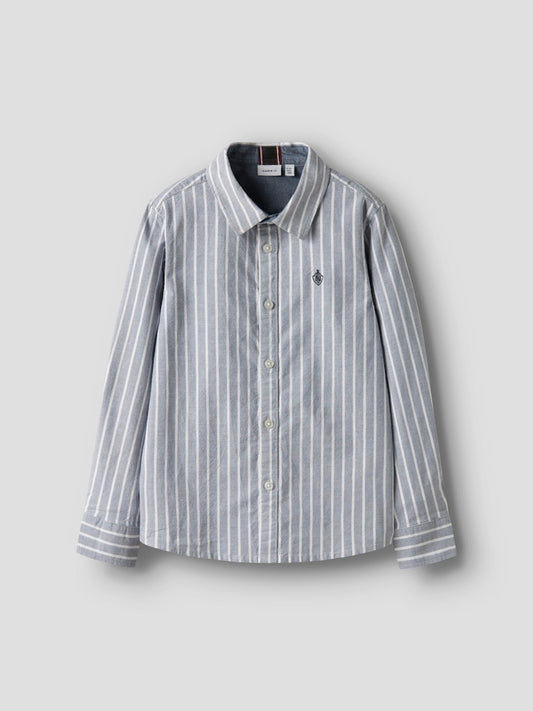 Klassisk randig blå skjorta till pojke. Finskjorta i ekologisk bomull från Name it till liten kille.
NMMREKID SHIRT
13222842