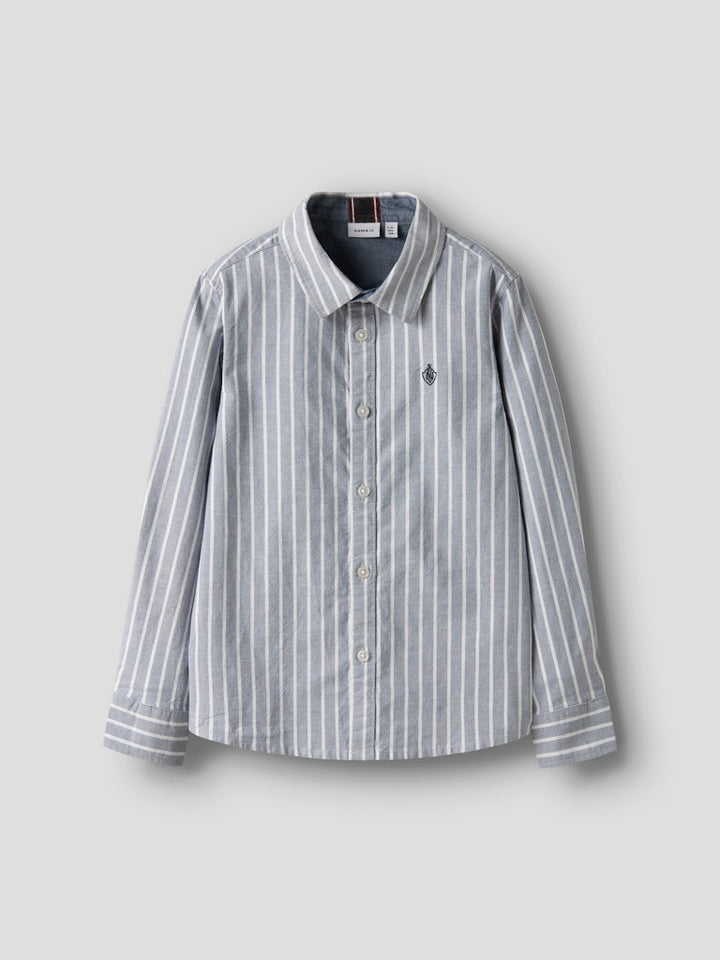 Klassisk randig blå skjorta till pojke. Finskjorta i ekologisk bomull från Name it till liten kille.
NMMREKID SHIRT
13222842