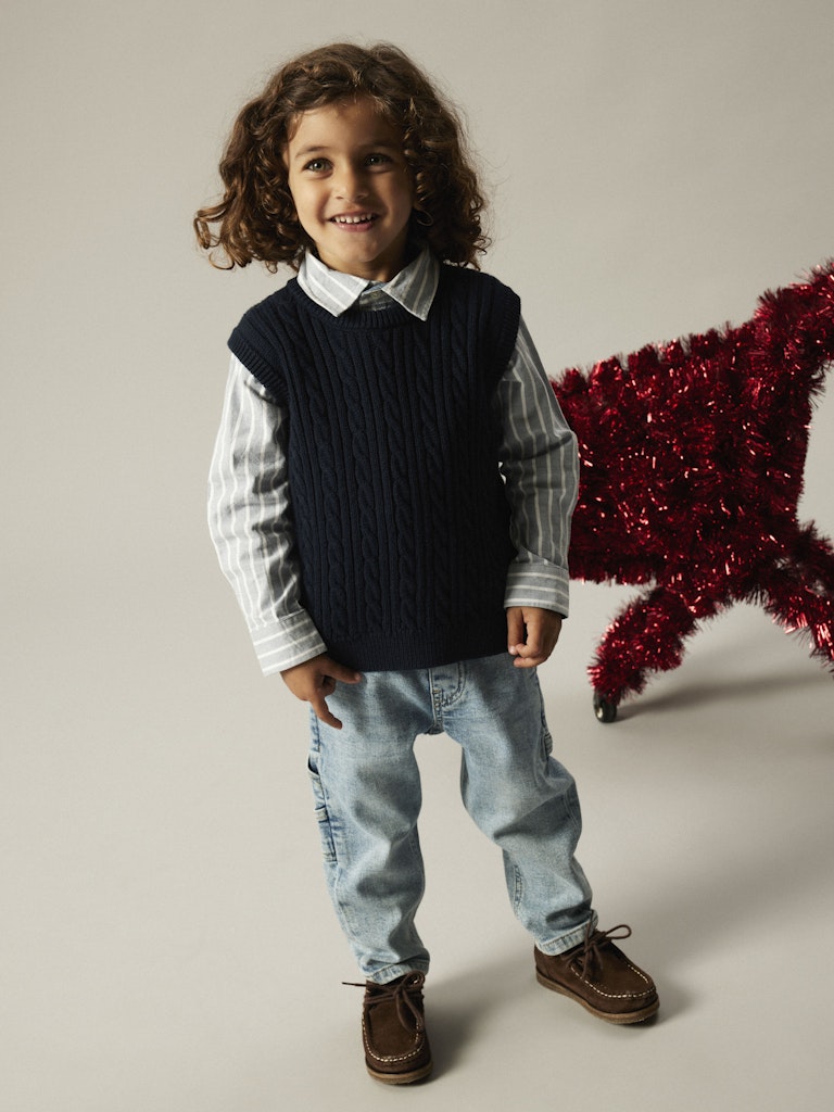 Klassisk randig blå skjorta till pojke. Finskjorta i ekologisk bomull från Name it till liten kille.
NMMREKID SHIRT
13222842