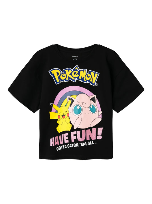 Svart t-shirt till tjej, flicka med Pokémon som är en av de mest populära och framgångsrika underhållningsserierna i världen, som omfattar videospel, mobilappar, Pokémon Trading Card Game (TCG), animationer och filmer.

Produkttyp: T-shirt
Hals: Rund hals
Ärm: Kort ärm
Extra detaljer : Glitterdetalj
Tryck: Gummitryck för en mjuk känsla
