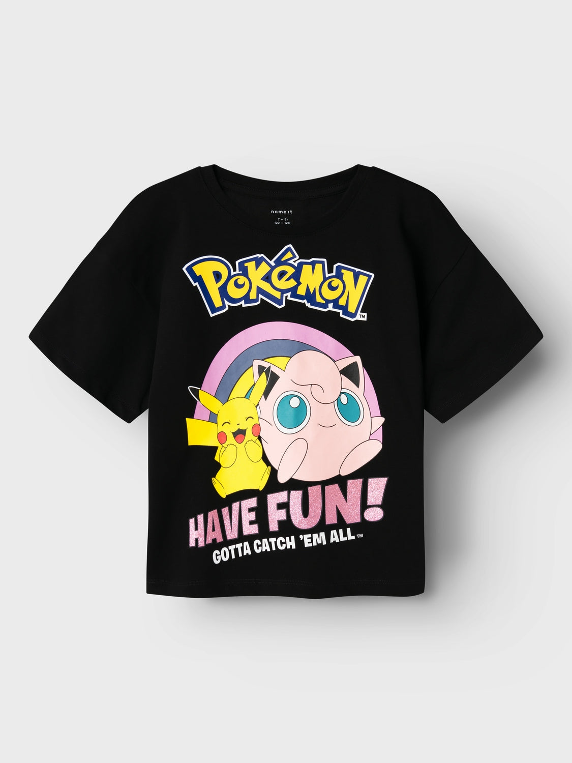 Svart t-shirt till tjej, flicka med Pokémon som är en av de mest populära och framgångsrika underhållningsserierna i världen, som omfattar videospel, mobilappar, Pokémon Trading Card Game (TCG), animationer och filmer.

Produkttyp: T-shirt
Hals: Rund hals
Ärm: Kort ärm
Extra detaljer : Glitterdetalj
Tryck: Gummitryck för en mjuk känsla