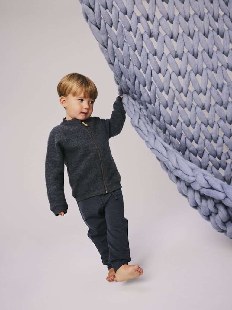 Blå underställs byxa i merino ull. Varm, lite tjockare mys byxor till pojke, perfekt som lager2 eller som vanlig joggers på förskolan.
NMMWESSO WOOL SWE PANT
13229041 