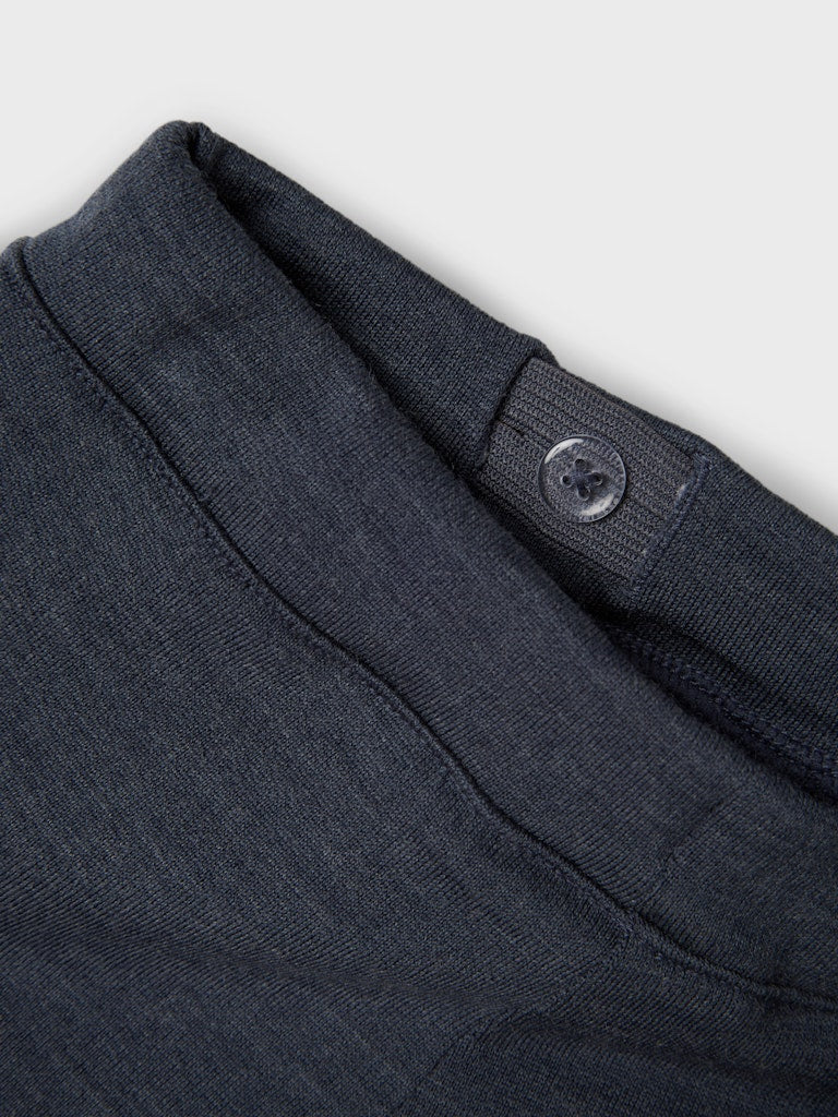 Blå underställs byxa i merino ull. Varm, lite tjockare mys byxor till pojke, perfekt som lager2 eller som vanlig joggers på förskolan.
NMMWESSO WOOL SWE PANT
13229041 