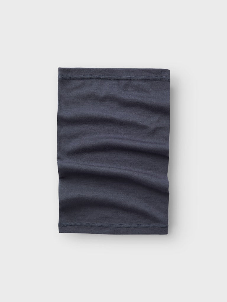 Blå tub scarves i merino ull till pojke och flicka. Halsduk till barn och ungdom kille i skön merinoull från Name it. 
NKMWILLTO WOOL TUBE SCARF
13229090