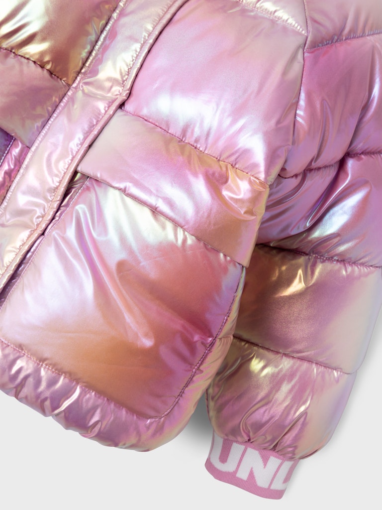 Snygg rosa pärlemors jacka till flicka. Tjej vinterjacka puffer perfekt för barn denna höst och vinter.
NKFMALAN PUFFER JACKET FOIL
13231168