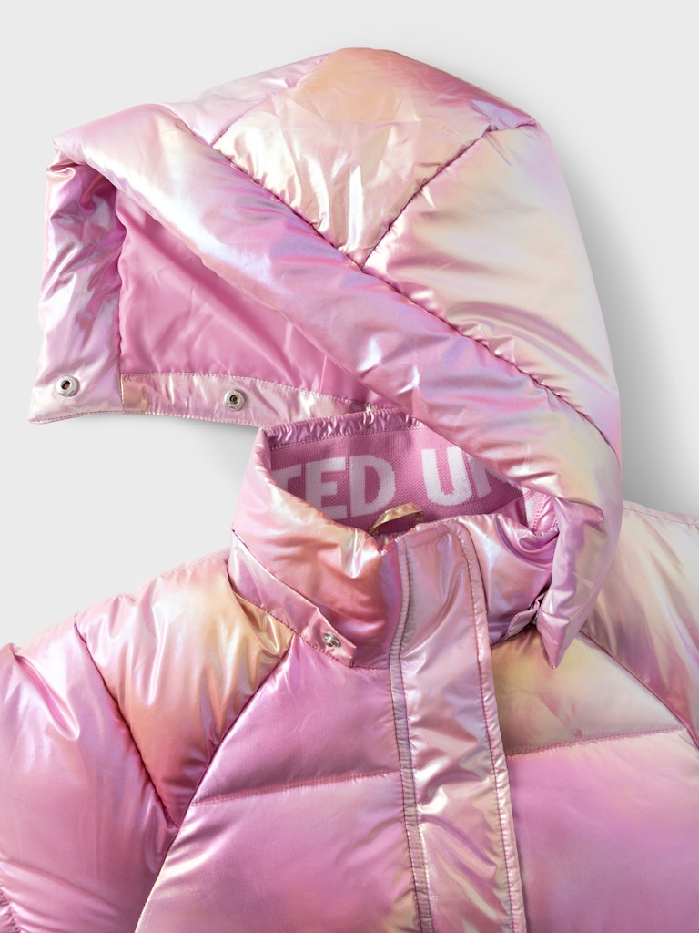 Snygg rosa pärlemors jacka till flicka. Tjej vinterjacka puffer perfekt för barn denna höst och vinter.
NKFMALAN PUFFER JACKET FOIL
13231168