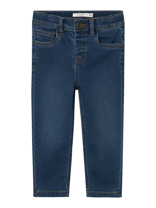 Barn jeans till liten pojke, kille i slim modell som sitter lite tajtare om rumpan, och har avsmalnande ben. Slim Fit Jeans i mjuk, stretchig kvalitet från Name it, NMMSILAS