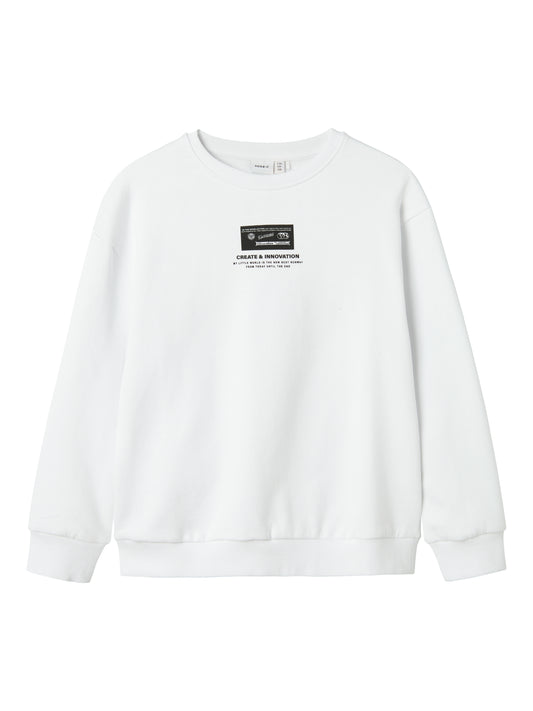 Snygg vit sweatshirt tröja med print på både fram och baksida till barn och ungdom, kille, pojke. Crewneck tröja i ekologisk bomull från Name it, NKMSLASLO