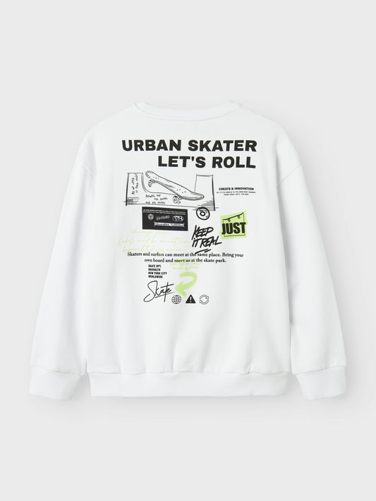 Snygg vit sweatshirt tröja med print på både fram och baksida till barn och ungdom, kille, pojke. Crewneck tröja i ekologisk bomull från Name it, NKMSLASLO