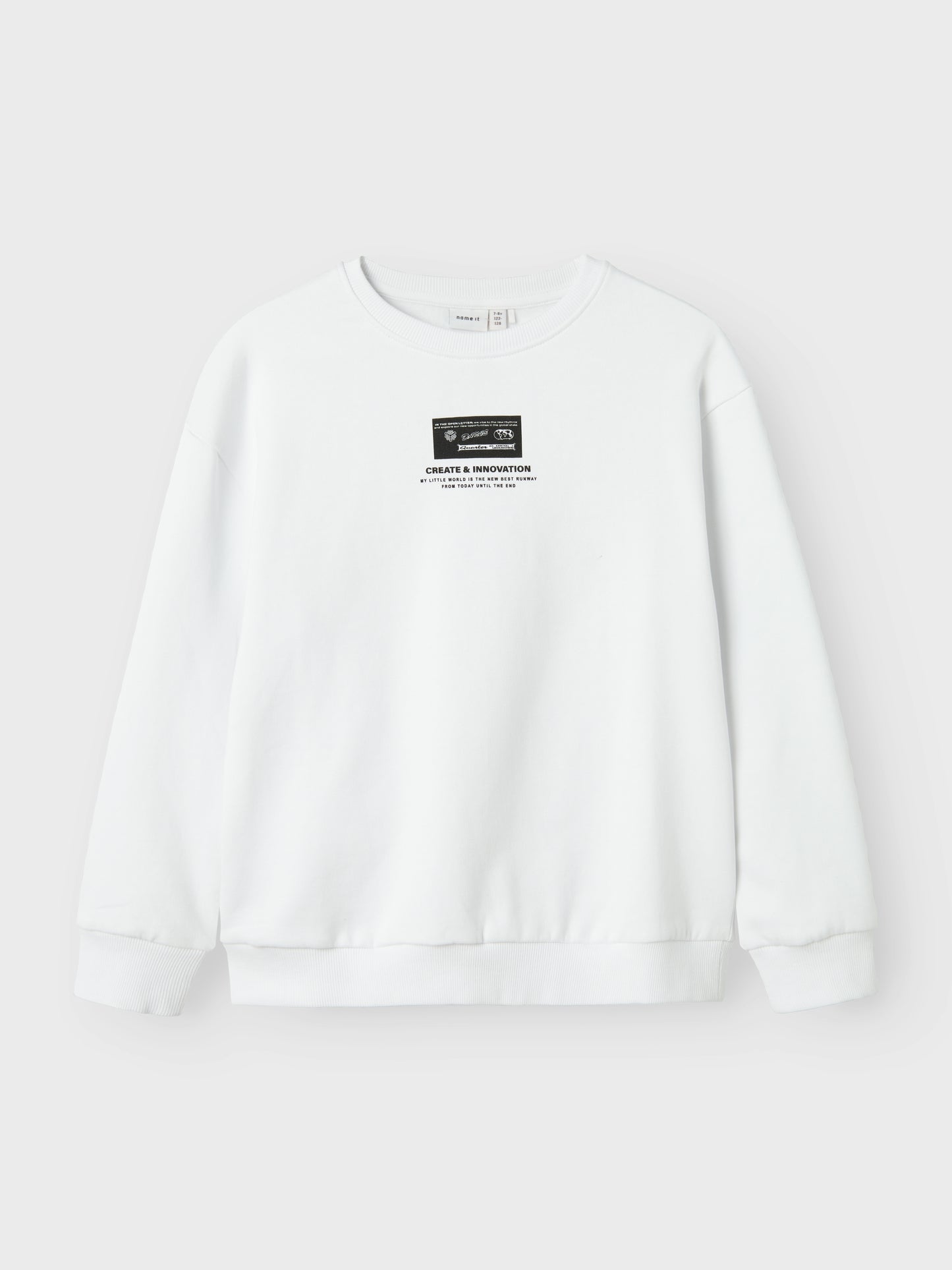 Snygg vit sweatshirt tröja med print på både fram och baksida till barn och ungdom, kille, pojke. Crewneck tröja i ekologisk bomull från Name it, NKMSLASLO