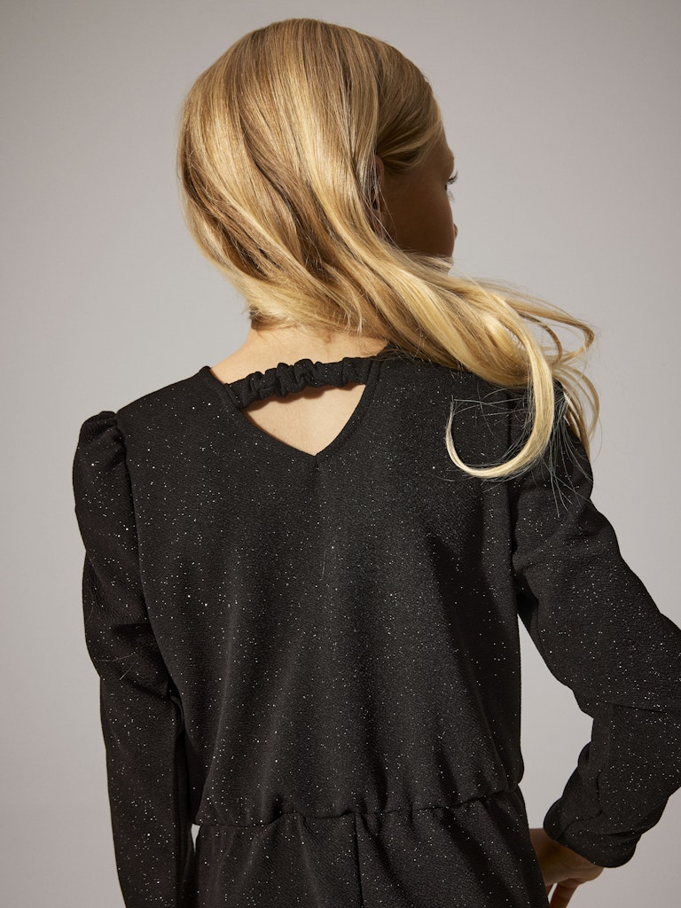 Svart glittrig jumpsuit till flicka. Festlig onepiece till tjej med lång ärm och silverglitter i mjuk, mysig kvalitet.
NKFROKA LS JUMPSUIT
13236194