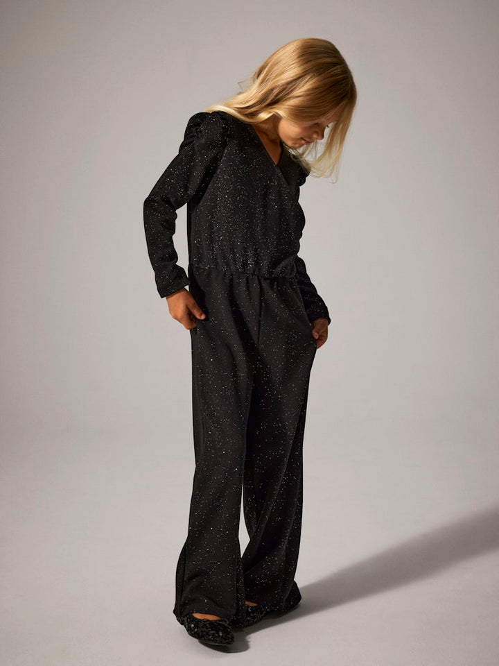 Svart glittrig jumpsuit till flicka. Festlig onepiece till tjej med lång ärm och silverglitter i mjuk, mysig kvalitet.
NKFROKA LS JUMPSUIT
13236194