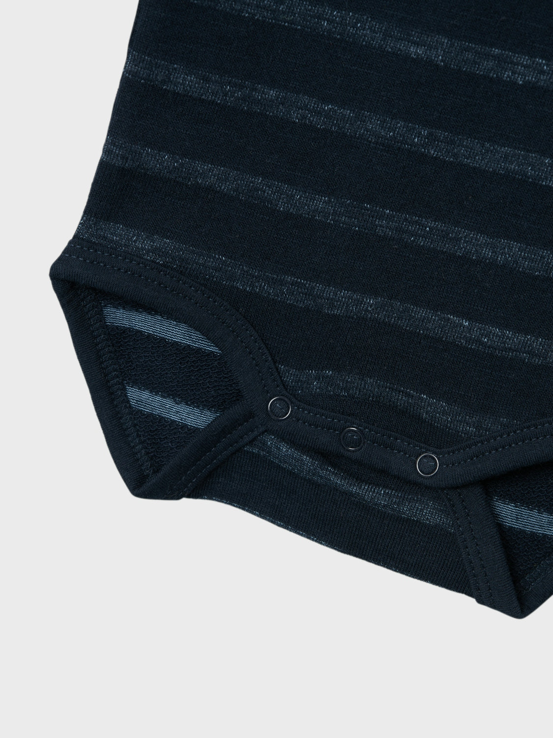 Blå randig baby body med knappar från Nameit. Ekologiska barnkläder, NBMSANDEL