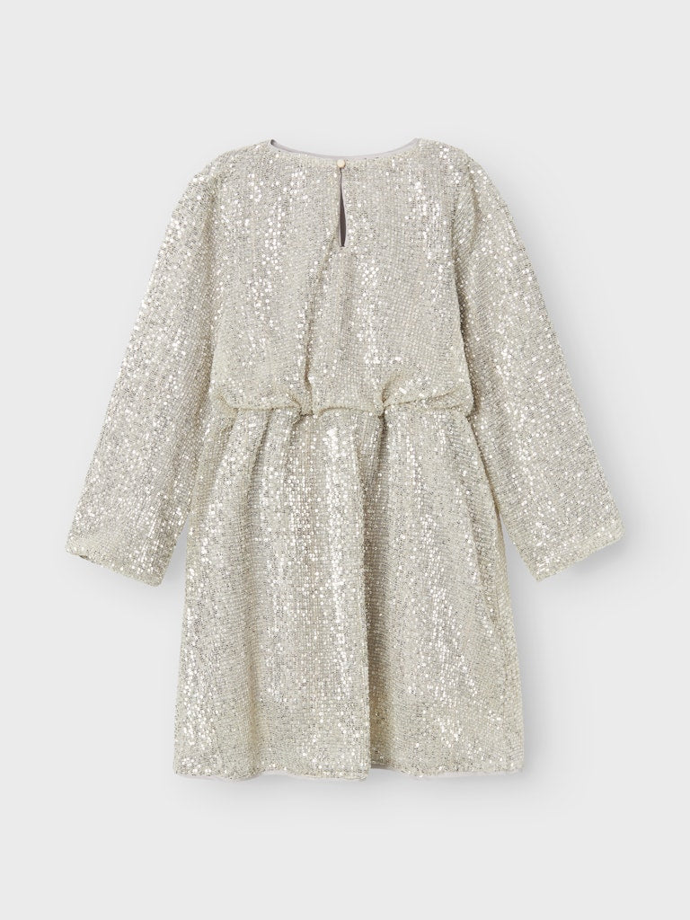 Silver klänning, långärmad paljett klänning till flicka. Snygg fest klänning till tjej från Name it. Mjuk och skön.
NKFRANTELLA LS DRESS
13222691