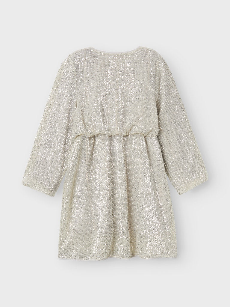 Silver klänning, långärmad paljett klänning till flicka. Snygg fest klänning till tjej från Name it. Mjuk och skön.
NKFRANTELLA LS DRESS
13222691