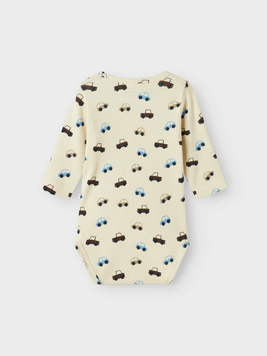 Baby body med bilar i vit ribbad bomull. Ekologiska babykläder från Name it NBMSACAR