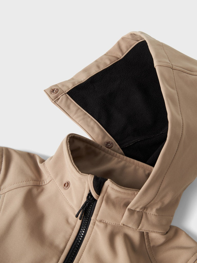 Beige snygg softshell jacka till pojke och flicka. Vattentät höst jacka från Name it. Sportig jacka.
NKNALFA08 SOFTSHELL JACKET BLOCK FO
13241287