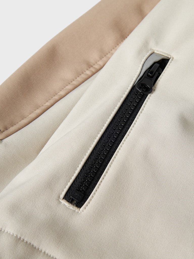 Beige snygg softshell jacka till pojke och flicka. Vattentät höst jacka från Name it. Sportig jacka.
NKNALFA08 SOFTSHELL JACKET BLOCK FO
13241287