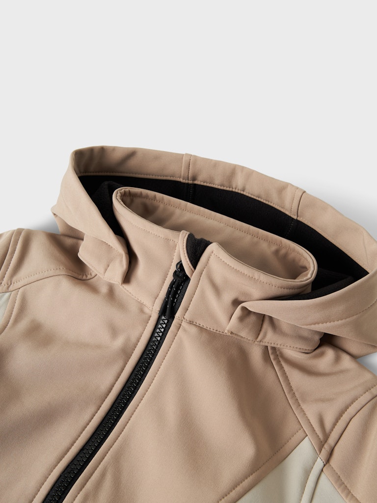 Beige snygg softshell jacka till pojke och flicka. Vattentät höst jacka från Name it. Sportig jacka.
NKNALFA08 SOFTSHELL JACKET BLOCK FO
13241287