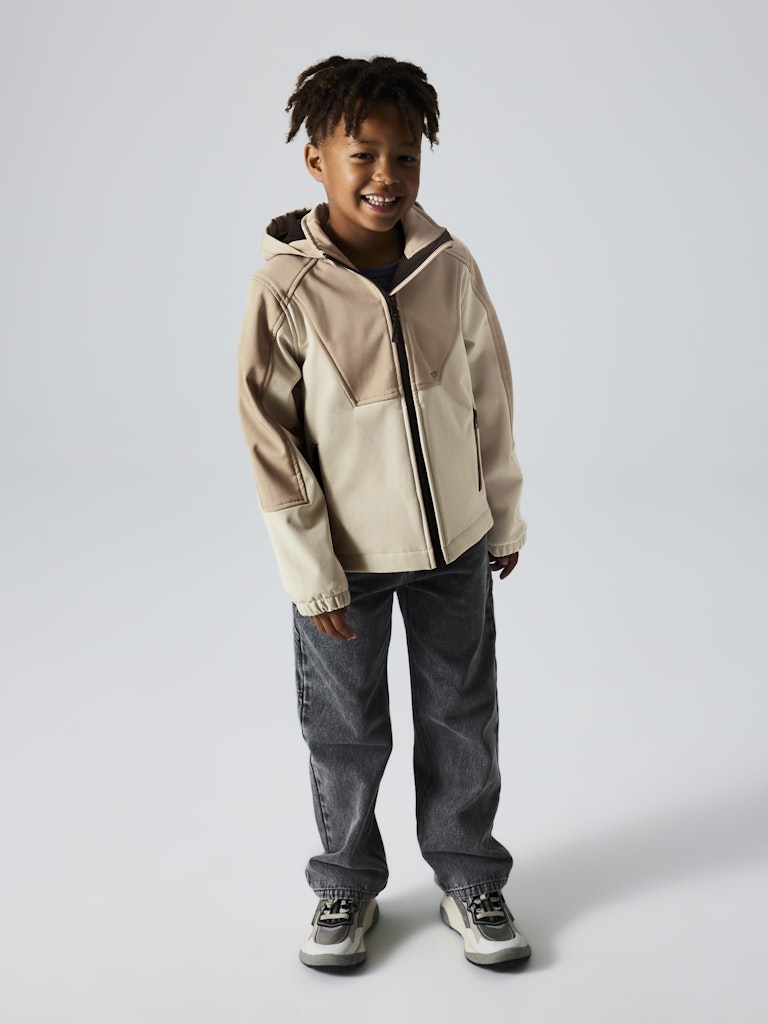 Beige snygg softshell jacka till pojke och flicka. Vattentät höst jacka från Name it. Sportig jacka.
NKNALFA08 SOFTSHELL JACKET BLOCK FO
13241287